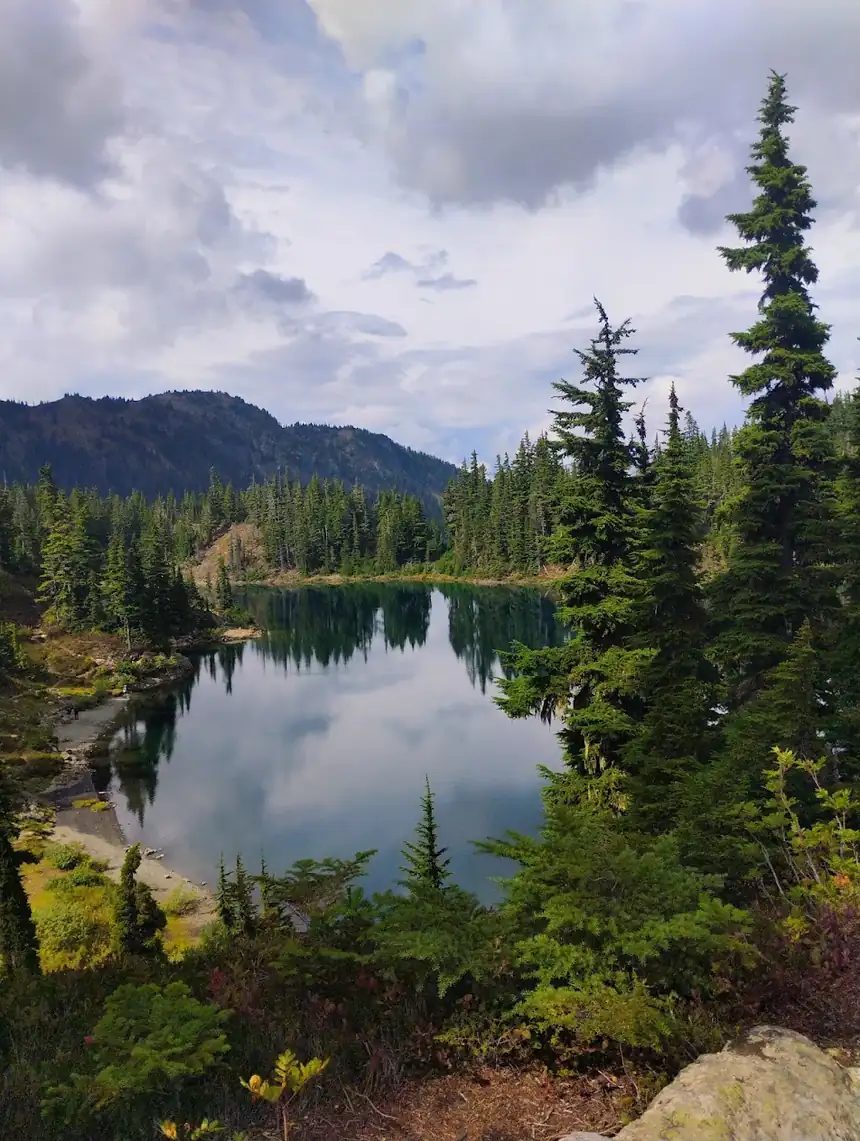 A quiet lake on the loop · photo by Liudmila S.