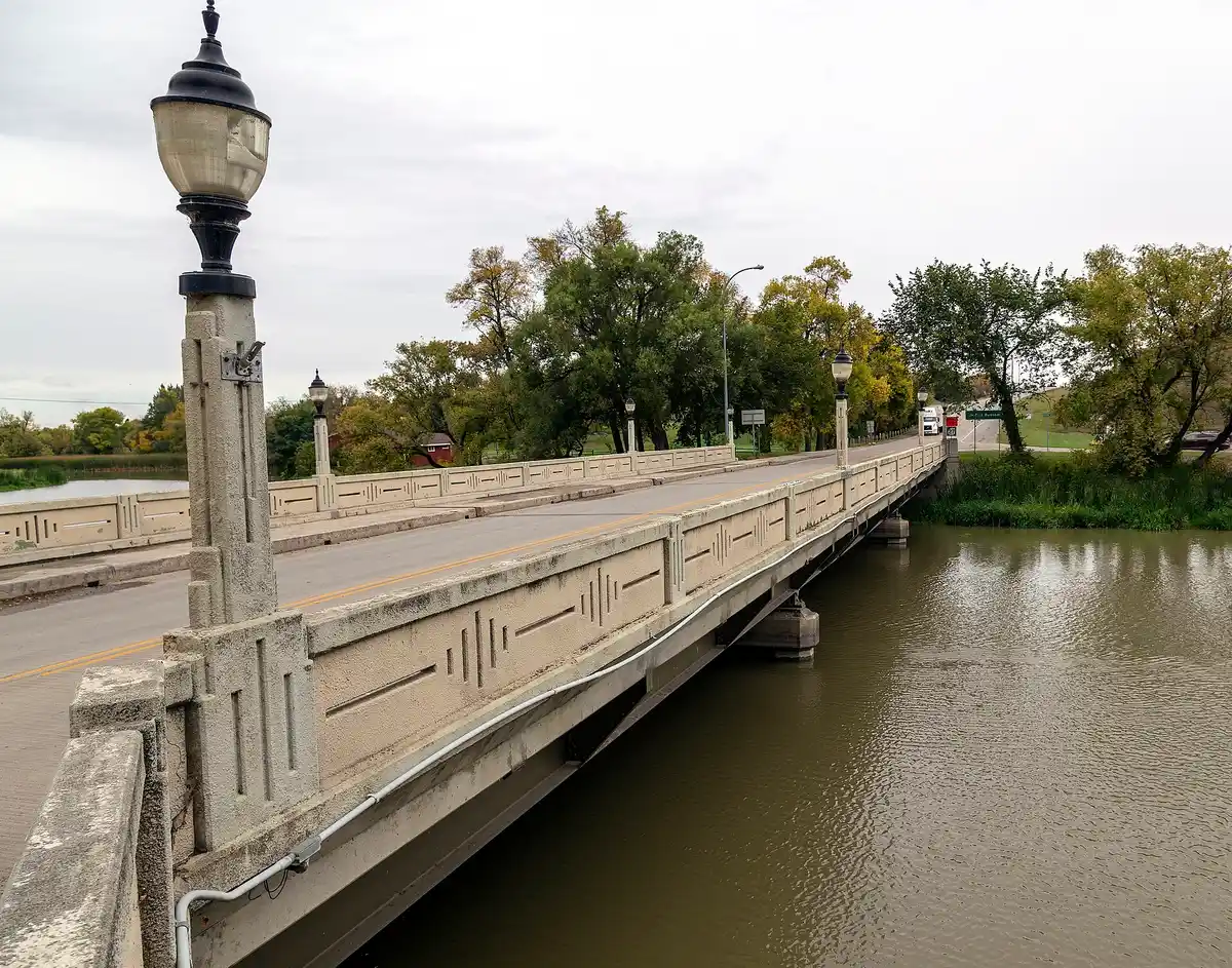 Rent kayaks & paddle the Sheyenne