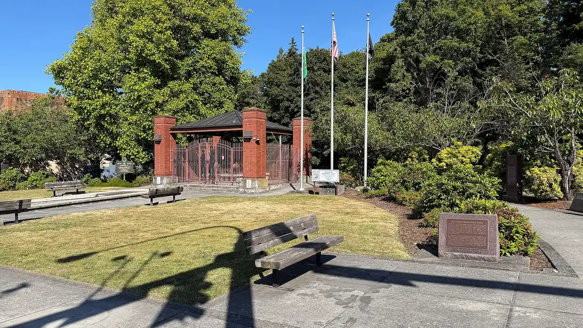 Stay in Port Angeles, Close to the park entrance · good restaurants