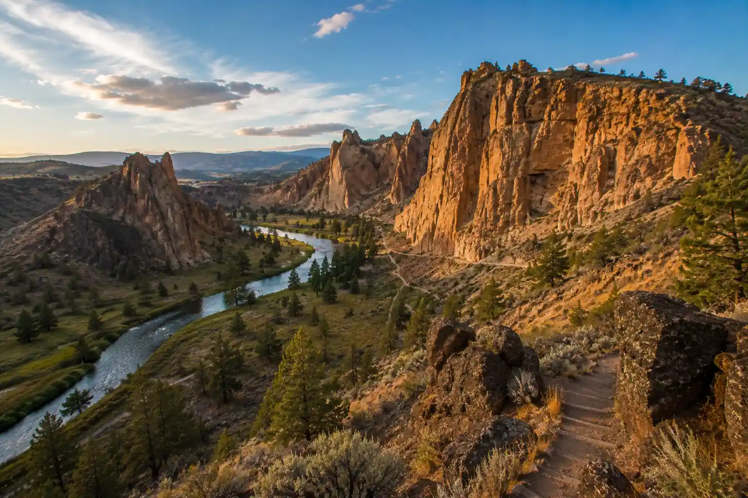 Smith Rock State Park: 2-Day Hiking & Climbing Weekend