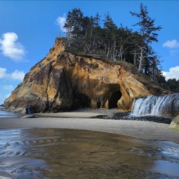 Rocky sandstone shoreline and beach at Hug Point on the Oregon Coast